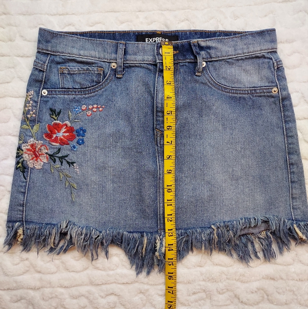 Express Denim Floral Embroidered Raw Hem Boho Jean Mini Skirt Size 8 - Picture 4 of 8